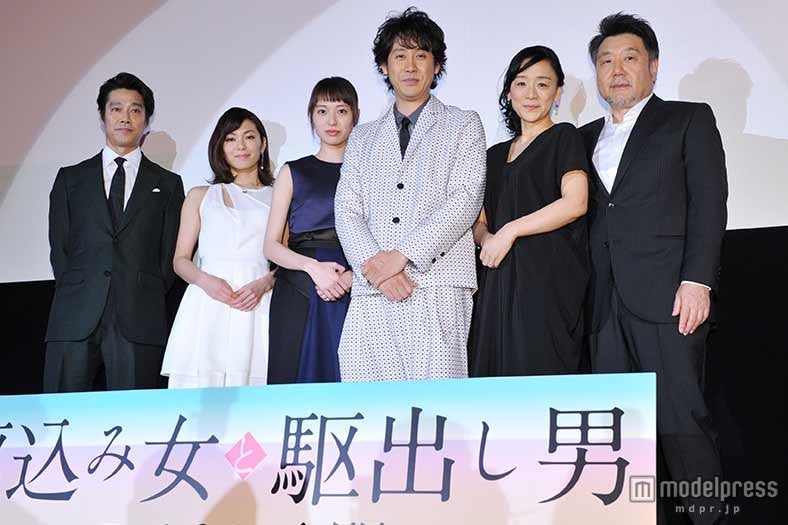 （左から）堤真一、内山理名、戸田恵梨香、大泉洋、神野三鈴、原田眞人監督