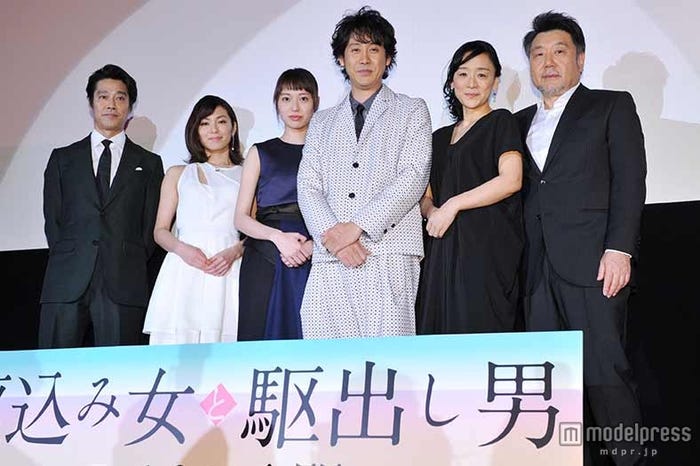(左から)堤真一、内山理名、戸田恵梨香、大泉洋、神野三鈴、原田眞人監督