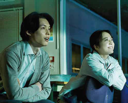 上白石萌音、SixTONES松村北斗の髪を切る「夜明けのすべて」特別な関係性築く新場面写真解禁