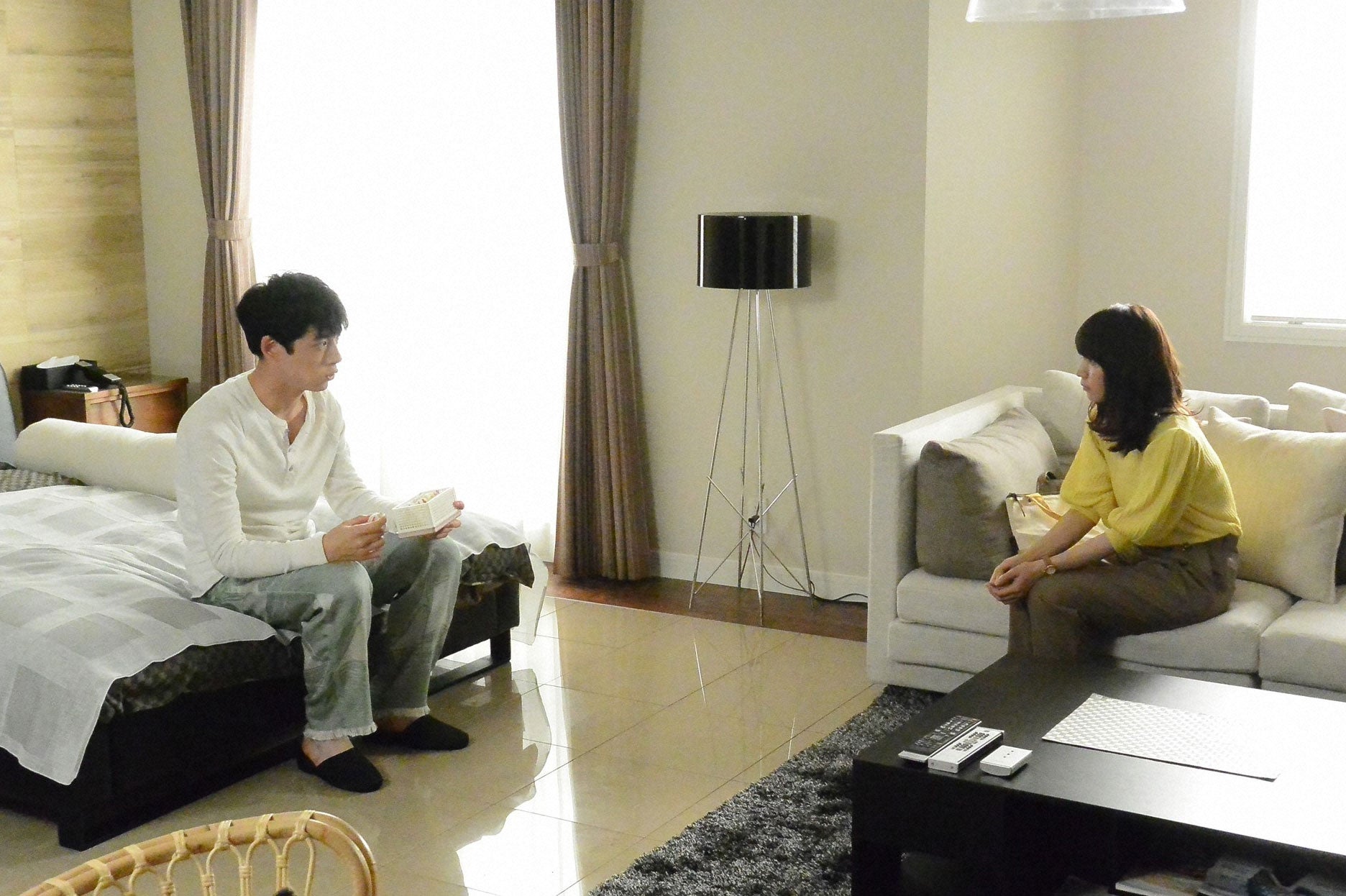 坂口健太郎、吉岡里帆／「ごめん、愛してる」第1話より（画像提供：TBS）