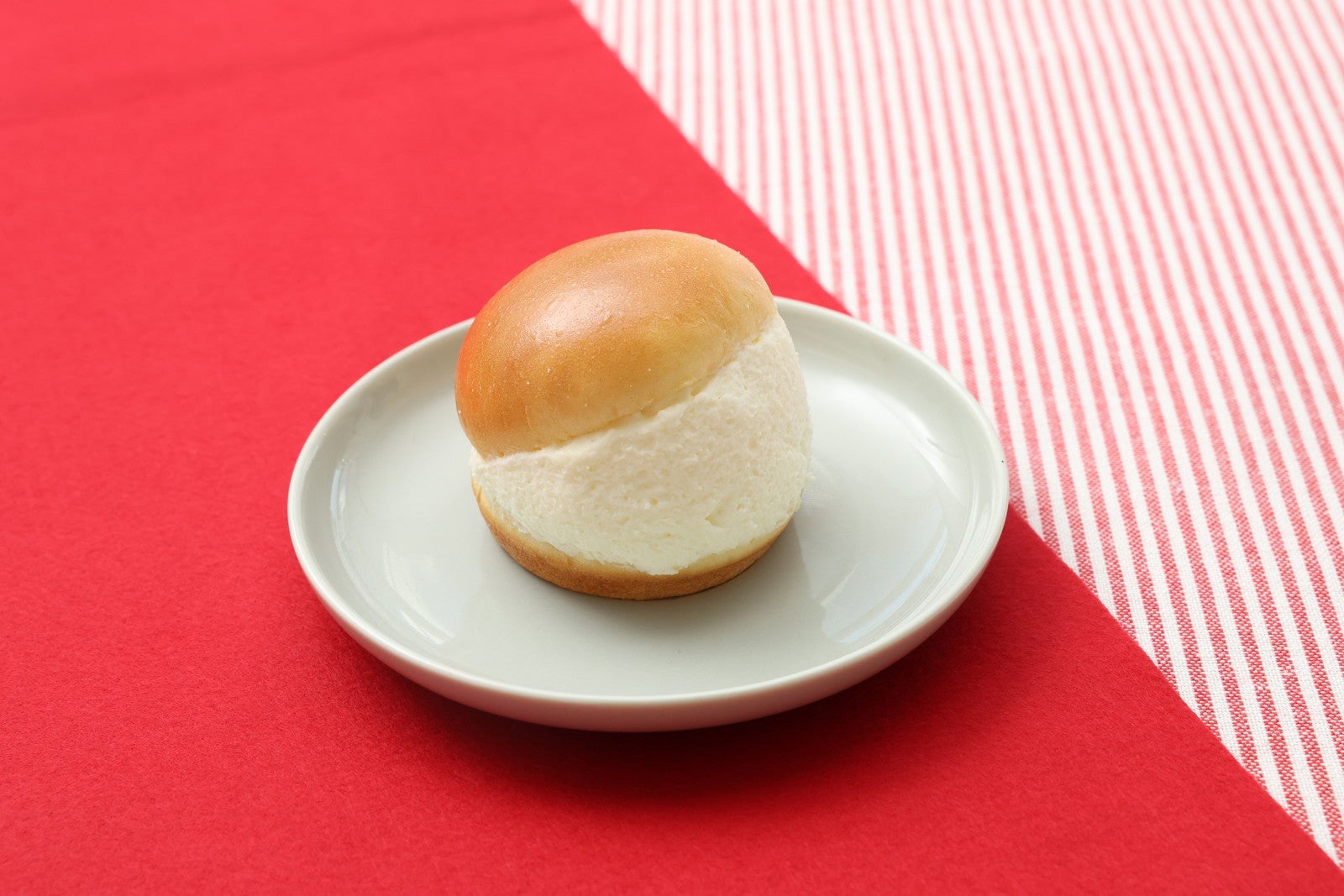 【イタリアンカフェ】マリトッツォ　いちごソース入り280円（税込302.40円）（提供写真）