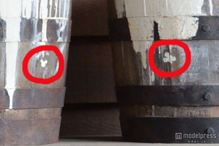 バケツに1つずつ、ミッキーシェイプ、ミッキーの横顔が描かれています(TDL)