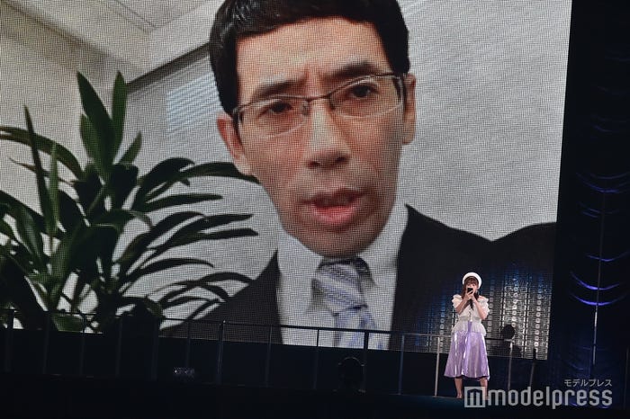 映像出演した野間口徹と大場美奈「AKB48グループ感謝祭~ランクインコンサート~」 (C)モデルプレス
