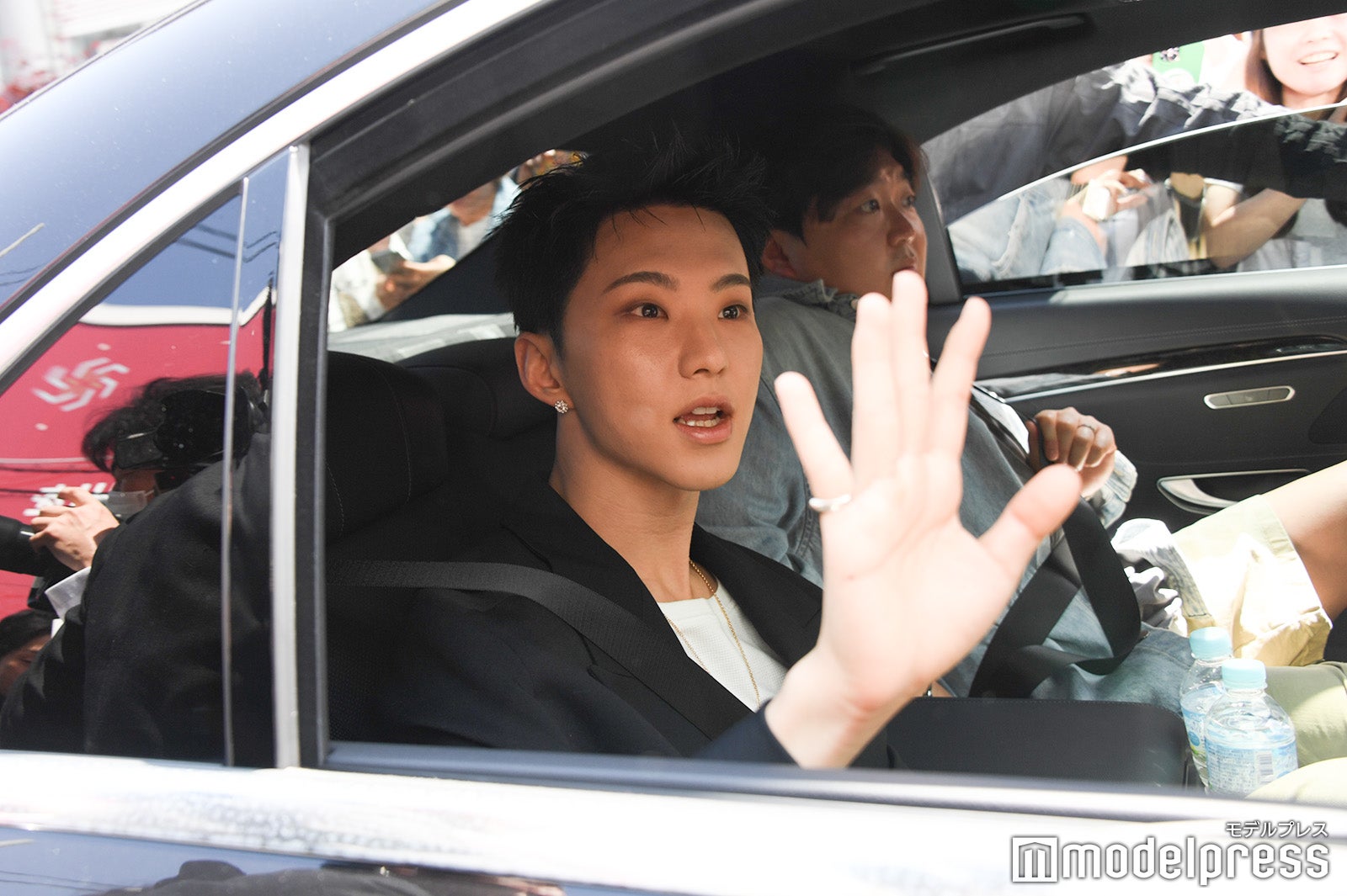 車の中からも神対応HOSHI（C）モデルプレス