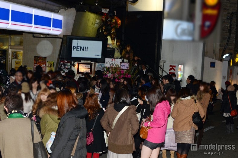 会場前に集まる益若つばさファン