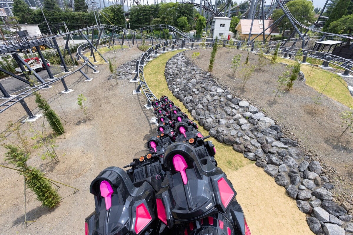 大旋回後、すぐに低空バンク走行は始まります