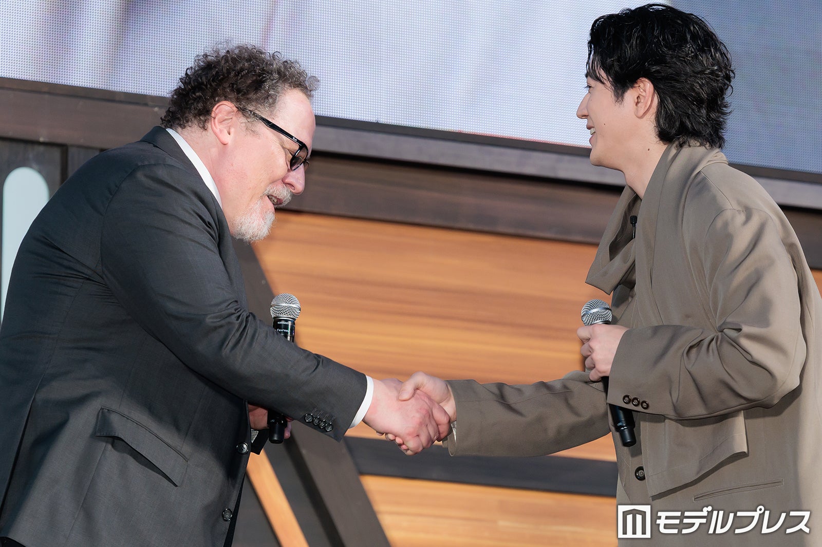 ジョン・ファヴロー監督と握手を交わす中島裕翔（C）モデルプレス