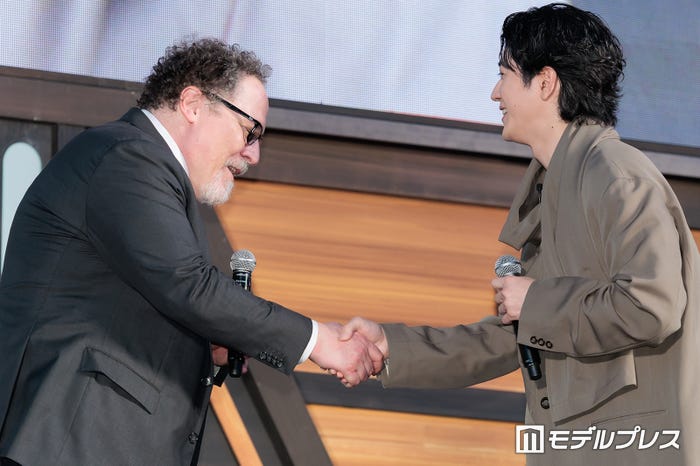 ジョン・ファヴロー監督と握手を交わす中島裕翔(C)モデルプレス