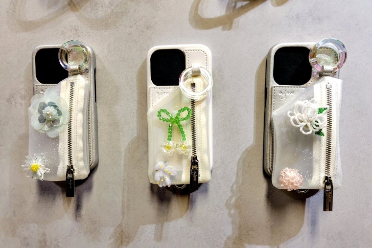 スマホケース「エジュー」「エーシーン」26年春夏 淡い色やビジュー、新素材