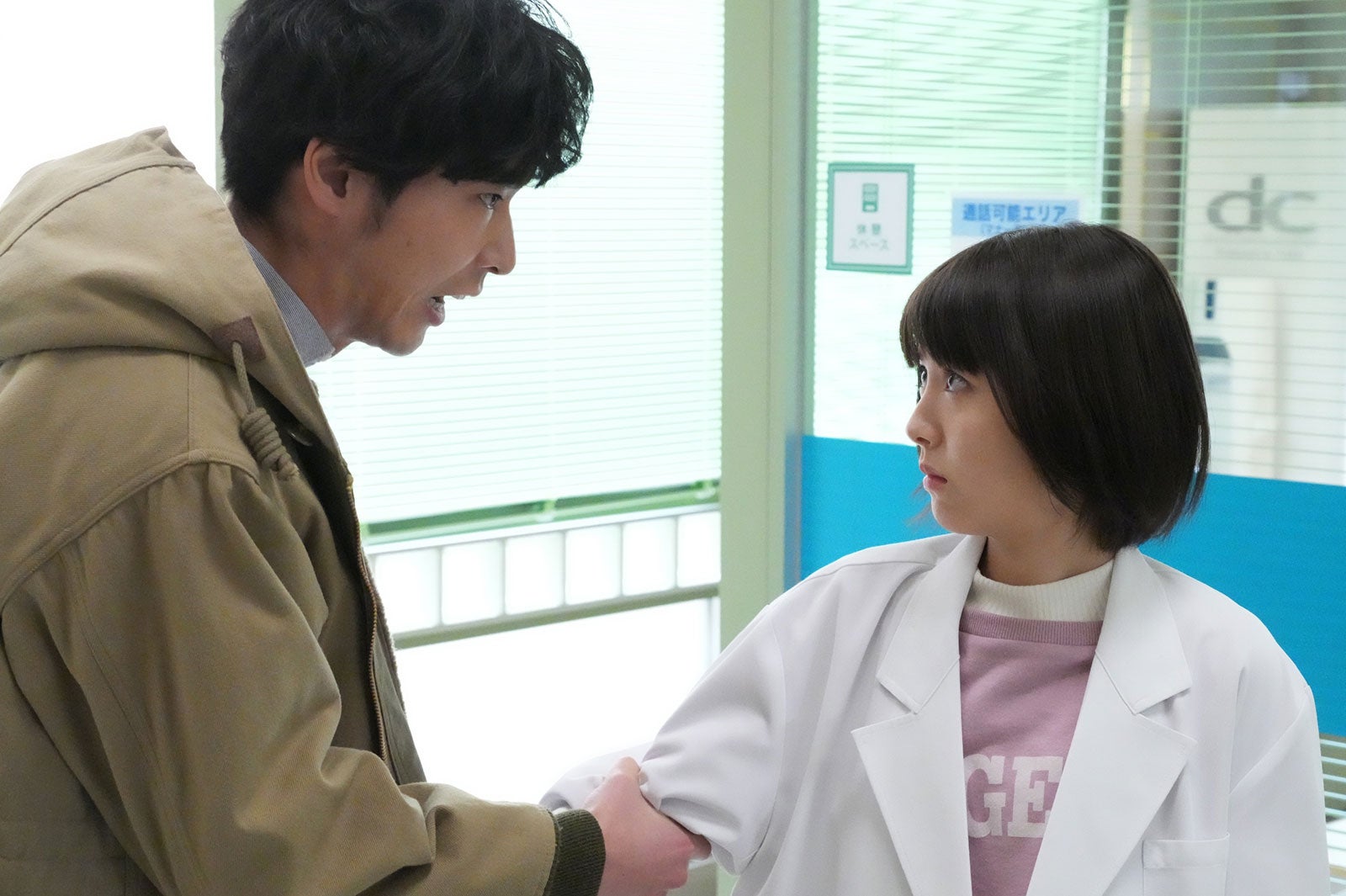 ＜ドクターホワイト 第1話＞“記憶喪失で社会性ゼロ”白夜（浜辺美波）が誤診を覆す