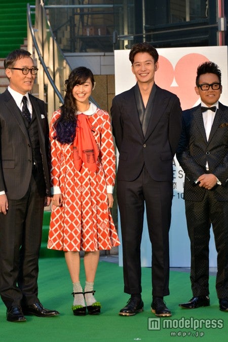 （左より）佐野史郎、忽那汐里、岡田将生、宮川大輔