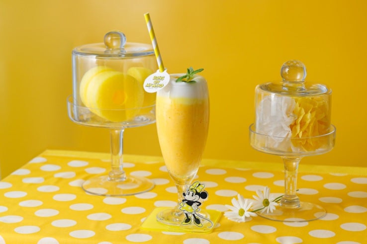 ふわふわバナナシェイク　単品：790円/コースター付：1,490円（C）Disney