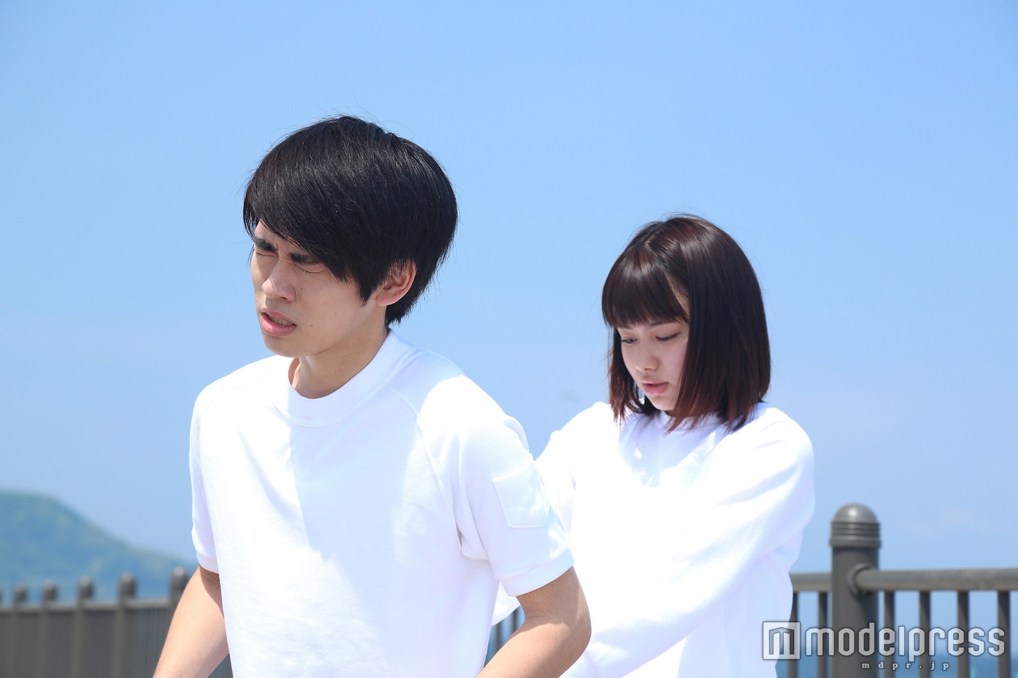 山本舞香・広田亮平／映画「桜ノ雨」より（C）2015 halyosy、藤田遼、雨宮ひとみ、スタジオ・ハードデラックス／PHP研究所／『桜ノ雨』製作委員会