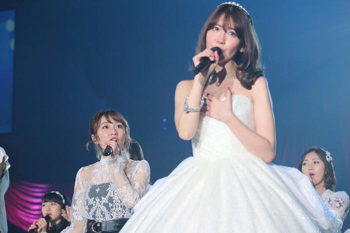 アンコール時に着た純白のドレスはDaichi Miura氏のデザイン「こじまつり~感謝祭~」(C)AKS