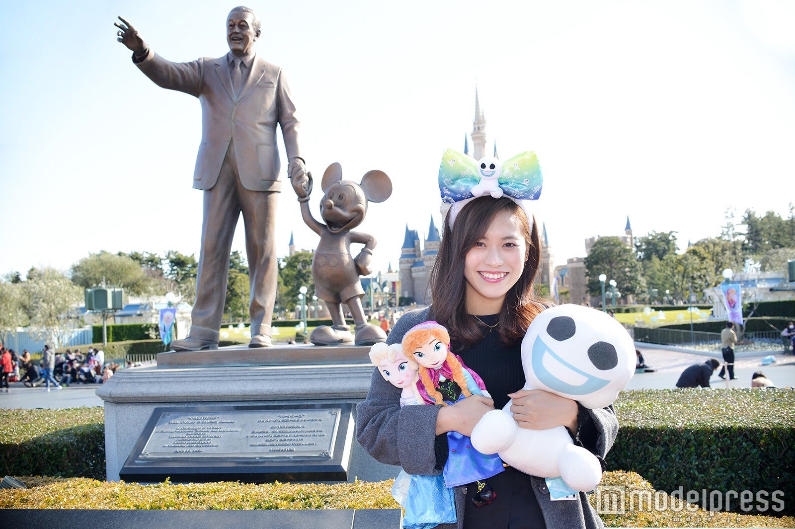 アナ、エルサぬいぐるみ各￥3500、スノーギースのクッション￥2000／モデル：山本沙樹（C）モデルプレス