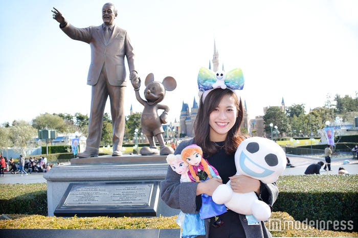 アナ、エルサぬいぐるみ各¥3500、スノーギースのクッション¥2000/モデル:山本沙樹(C)モデルプレス