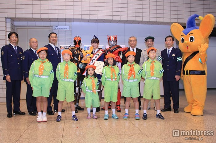 内田理央(後列中央)/(C)「ゴースト&ドライブ」製作委員会 (C)石森プロ・テレビ朝日・ADK・東映