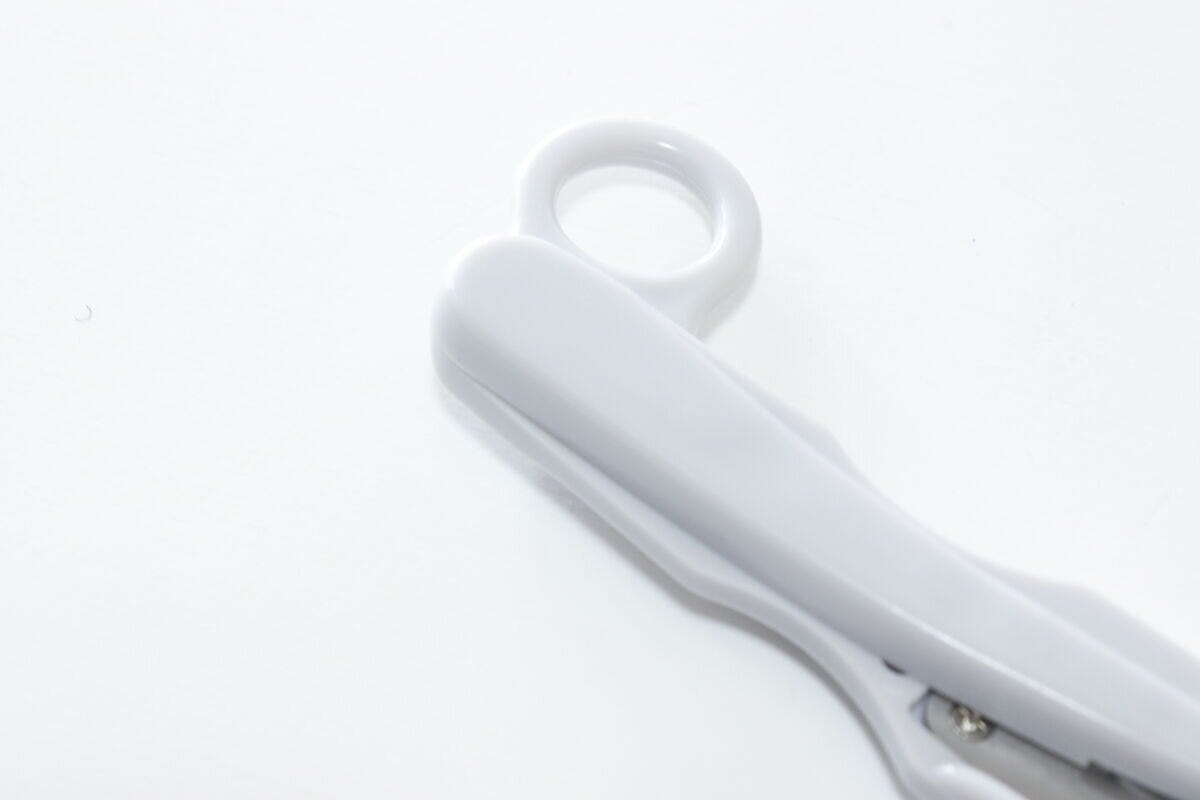 白い「指通し付にぎりハサミ」の指通し部分のアップ