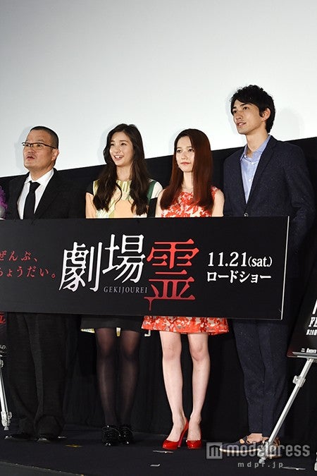 左から：中田秀夫監督、足立梨花、島崎遥香、町田啓太