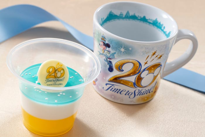 パイナップルゼリー&ヨーグルトムース、スーベニアカップ付き950円(C)Disney