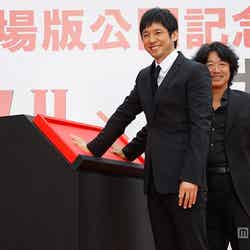 （左から）西島秀俊、羽住英一郎監督（C）2015劇場版「MOZU」製作委員会　（C）逢坂剛／集英社