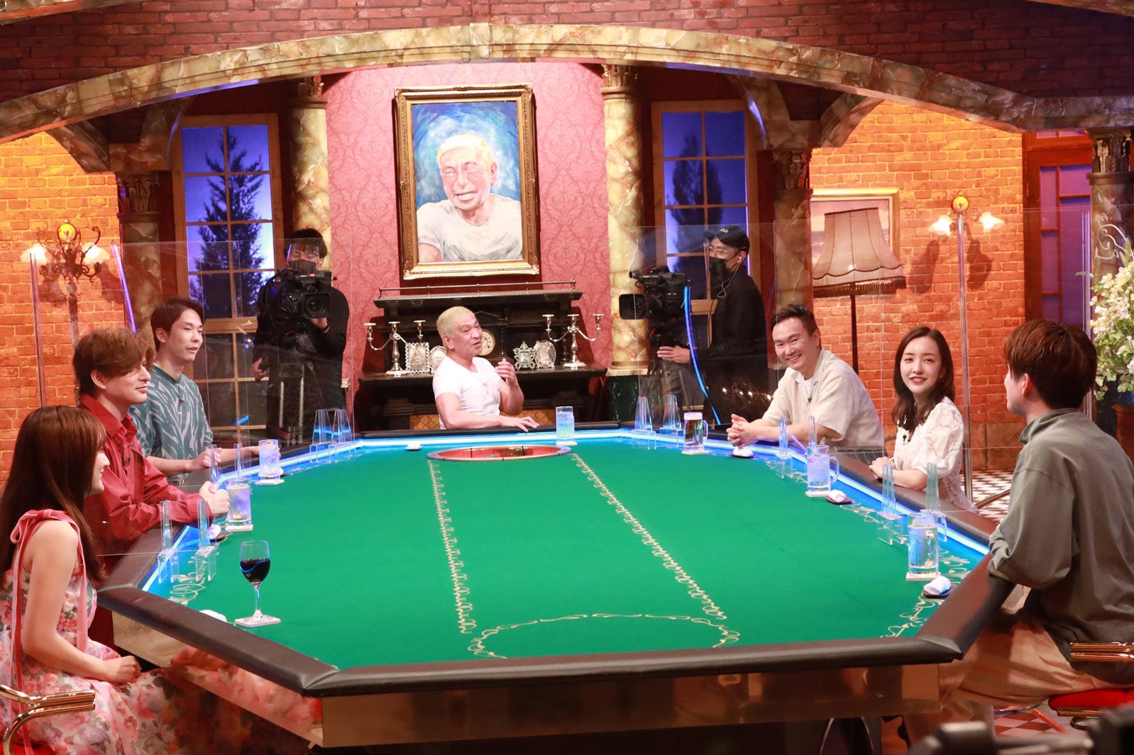 （左手前から時計回りに）谷まりあ、城田優、濱家隆一、松本人志、山内健司、板野友美、河井ゆずる（C）フジテレビ