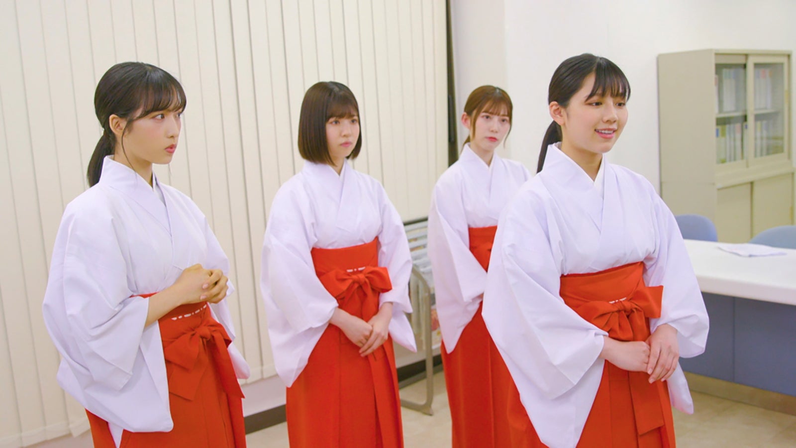 （左から）小栗有以、松田好花、東村芽依、渡邉美穂（C）TBS