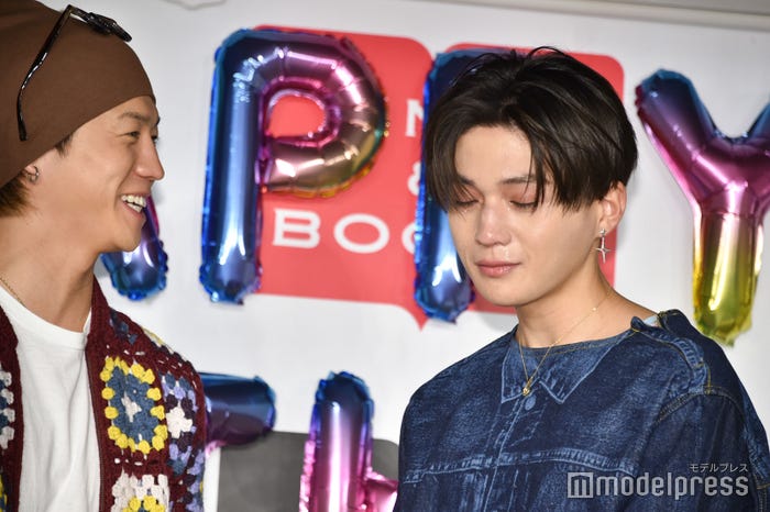 泣いてしまう八木勇征を見て笑う瀬口黎弥(C)モデルプレス