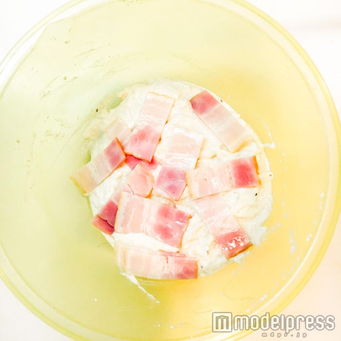 ベーコンをのせてチン /画像提供:柏原歩