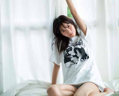 日向坂46河田陽菜、美脚チラリ ベッドでのリラックス姿公開<1st写真集「思い出の順番」先行カット>
