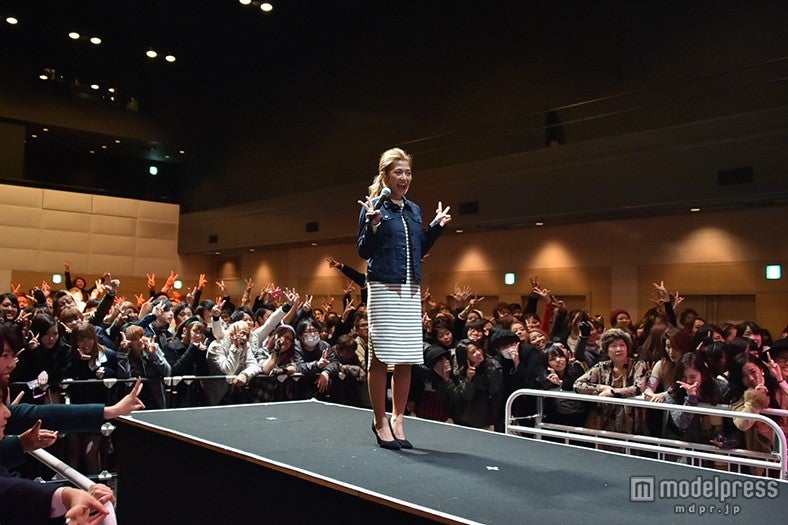 大阪のファンと一緒に記念撮影／今井華