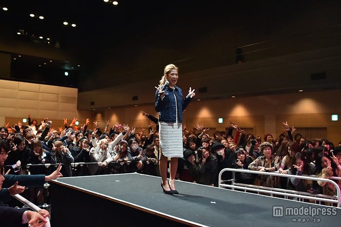 大阪のファンと一緒に記念撮影/今井華