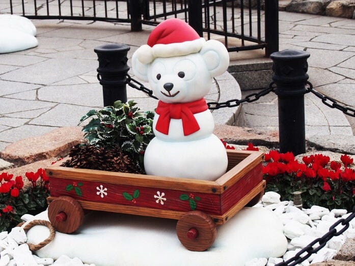 ツリーの前にはダッフィーをイメージした雪だるまも