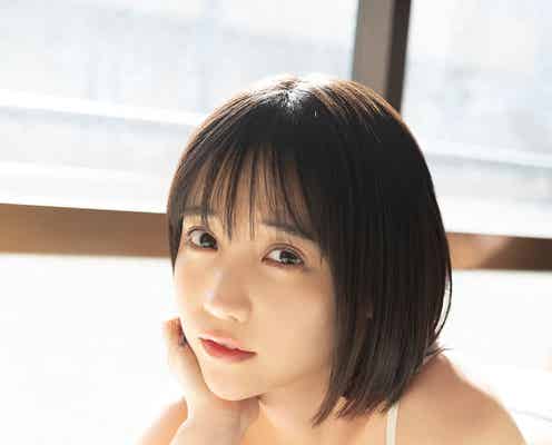 INUWASI・はのんまゆ、美谷間見せのセクシーな寝起き姿