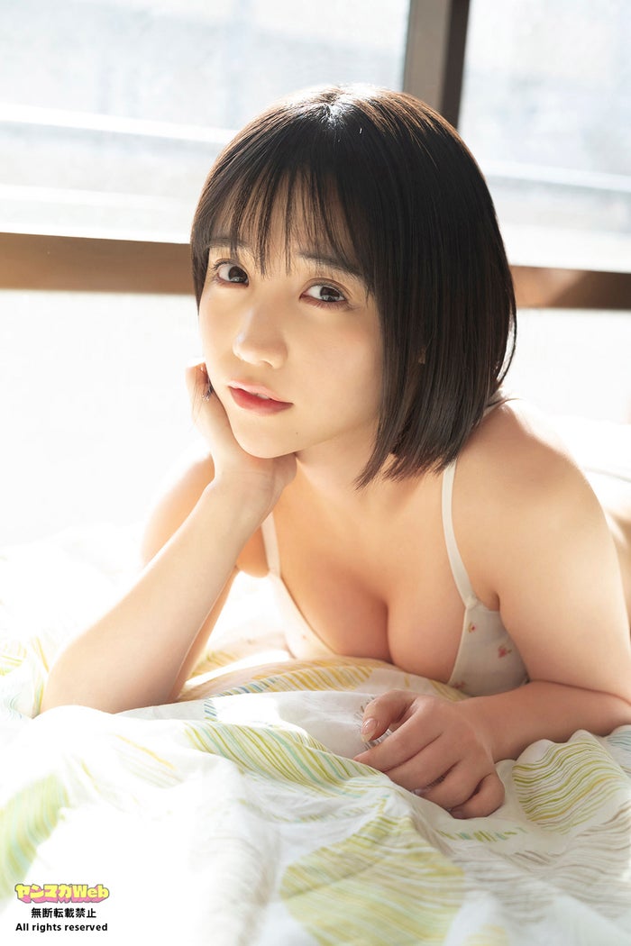 INUWASI・はのんまゆ、美谷間見せのセクシーな寝起き姿