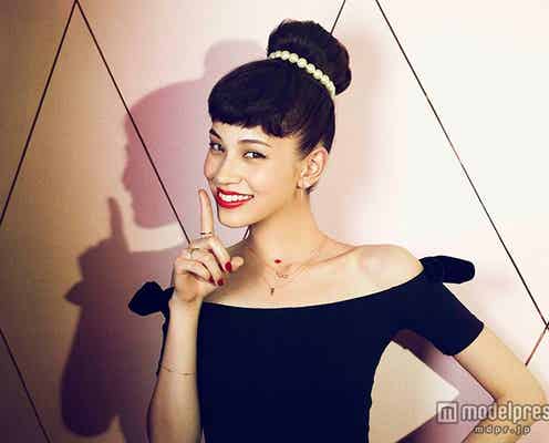謎の美女の正体は“水原希子” オードリー・ヘップバーンに変身で「自分のミューズと思ってる」