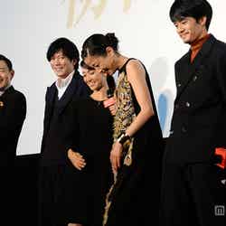抱擁し爆笑する大島優子（左から3番目）と宮沢りえ（左から4番目）