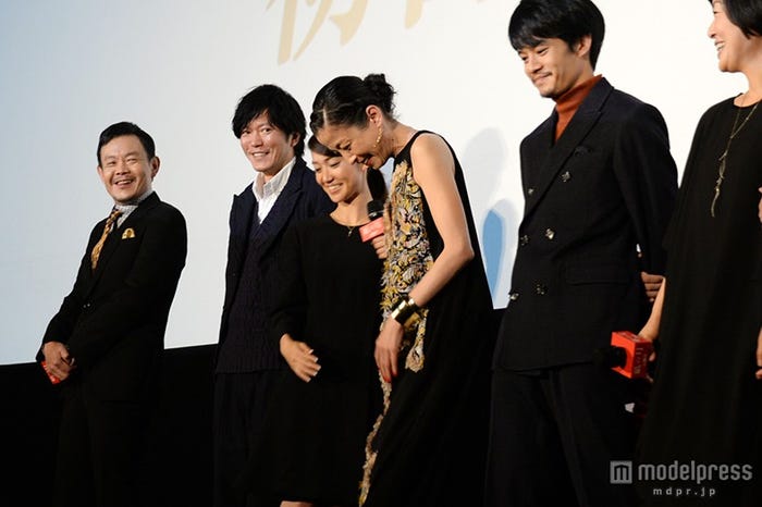 抱擁し爆笑する大島優子(左から3番目)と宮沢りえ(左から4番目)