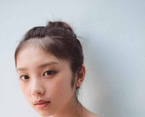 乃木坂46与田祐希、写真集初版は10万部 「恥ずかしいけどお気に入り」な初デコ出し<「日向の温度」未公開カット>