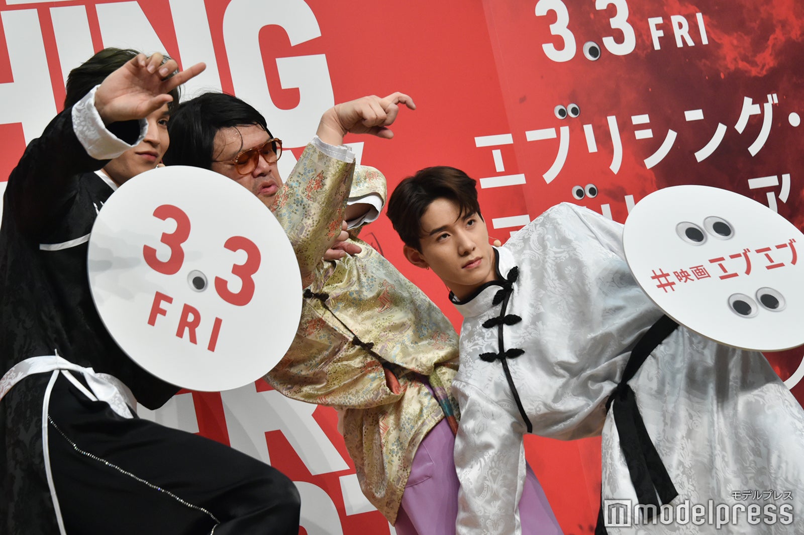 ムービーセッションでどんどんポーズがエスカレートする與那城奨、くっきー！、佐藤景瑚 （C）モデルプレス