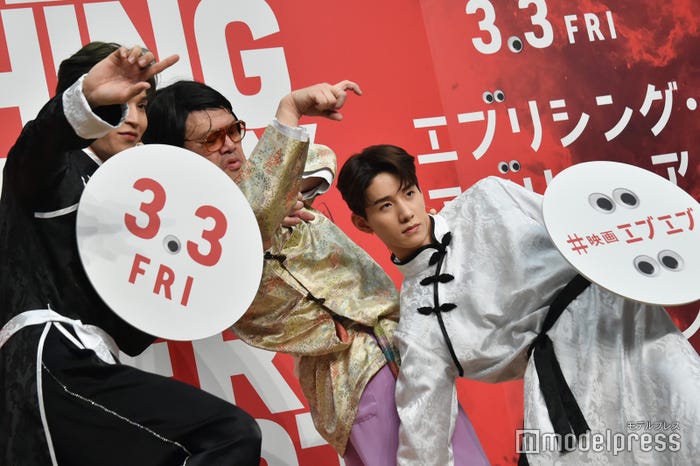 ムービーセッションでどんどんポーズがエスカレートする與那城奨、くっきー!、佐藤景瑚 (C)モデルプレス