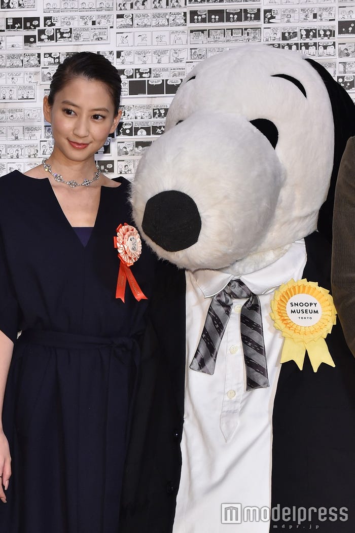 河北麻友子とスヌーピー (C)モデルプレス