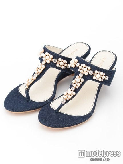 パール&ビジュートングウェッジサンダル「RANDA」7,992円(税込)