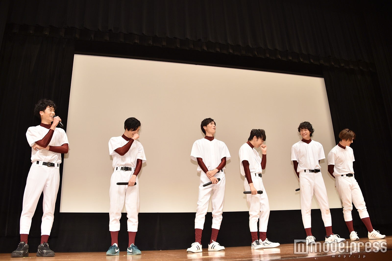 柳喬之のコメントに、口を閉ざす5人（C）モデルプレス