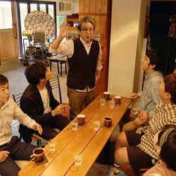 左から）永野宗典、石田剛太、ムロツヨシ、酒井善史、諏訪雅、西村直子 （C）フジテレビ