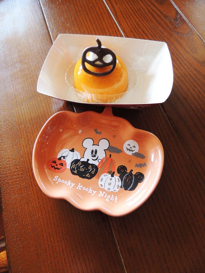 パンプキンムースケーキ スーベニアプレート付き850円は、東京ディズニーランド「スウィートハート・カフェ」、東京ディズニーシー「ザンビーニ・ブラザーズ・リストランテ」で提供