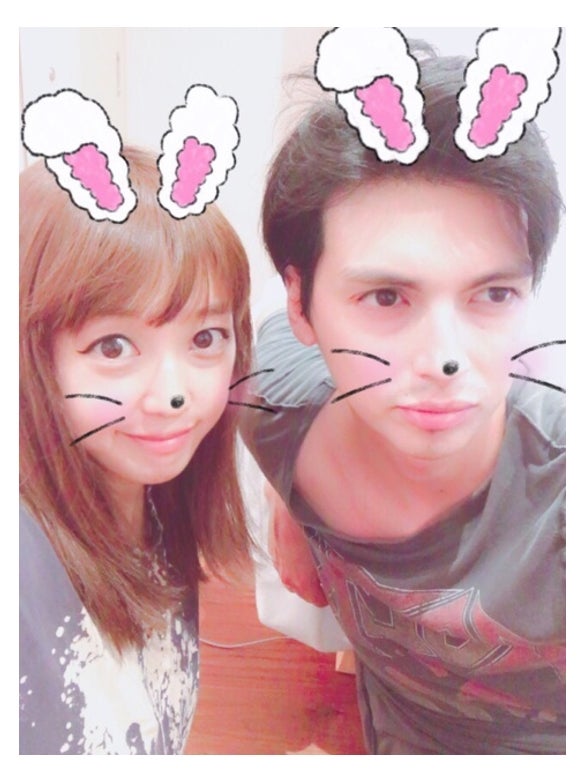 夫婦2ショットを公開したアレクサンダー＆川崎希／アレクサンダーオフィシャルブログより（Ameba）