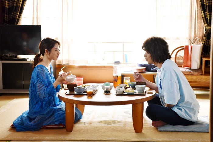 石原さとみ、峯田和伸/「高嶺の花」第5話より(C)日本テレビ