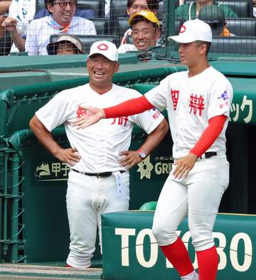 智弁和歌山 バントシフト「ブルドック」で延長十回のピンチしのぐ 中谷監督「勝負かけるしかないかなと。頼もしかった」と目を細める