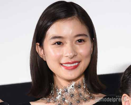 「真犯人フラグ」芳根京子、“トリオのセンター”オフショットに反響「本編では見れない笑顔」「新鮮」